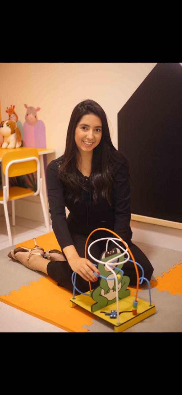 Letícia Freitas na sala de atendimento infantil